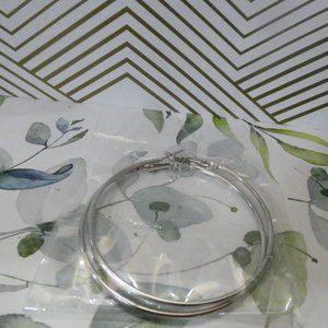 Medium sized hoops 2. Silver. Brand new never has been warren.
